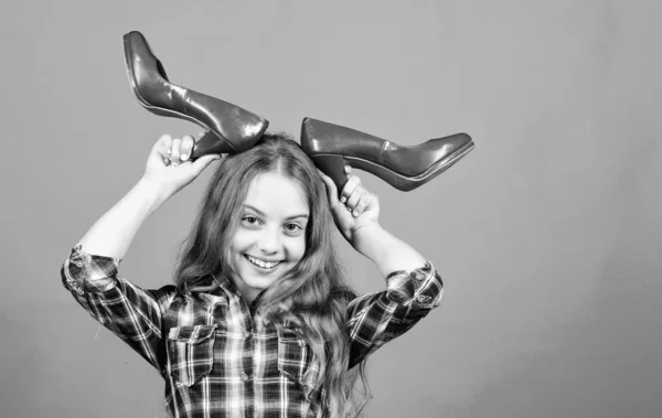 Komik alışveriş. güzellik ve moda. ayakkabı dükkanı ve onarım. ayakkabı üreticisi hizmeti. mutlu çocukluk. şık ayakkabı ile küçük kız. mutlu çocuk şık ayakkabı tutun. yüksek topuk sevgilisi. ayakkabı fetiş alışveriş — Stok fotoğraf