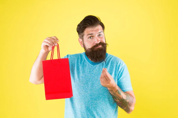 Demasiado caro. barba masculina madura com compra de moda. Triste hipster, segura o saco de papel. Homem com pacote de presentes. Compre o produto. um pouco de simpatia. Homem barbudo vai às compras. Centro comercial para homens. preço elevado — Fotografia de Stock