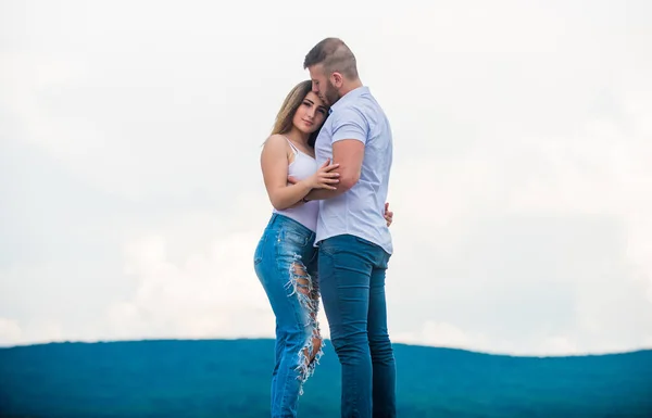 Relações românticas. Amor verdadeiro. Amor familiar. Um casal apaixonado. Relação gira. Homem e mulher abraçam o fundo da natureza. A apoiá-la. Juntos para sempre. História de amor. Acabei de casar. Conceito de lua de mel — Fotografia de Stock