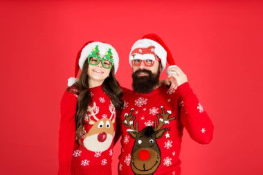Sihirli an. Küçük kız ve baba Noel Baba şapkası. Sakallı baba ve çocuk kırmızı arka plan. Noel partisi zamanı. Yeni yıl kutlaması. Aile, kış tatilinde birlikte. Mutlu baba ve kızı xmas seviyor