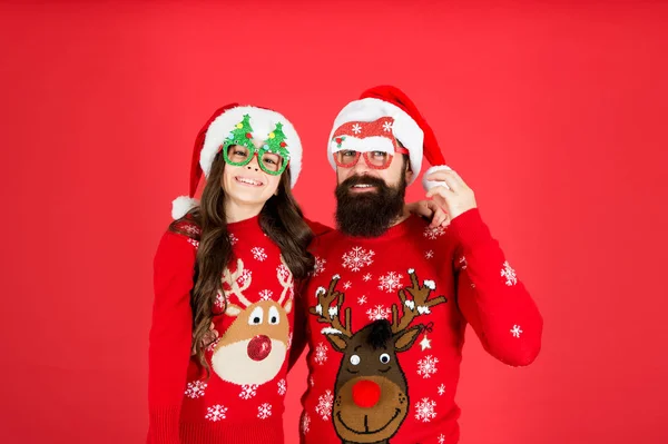 Ett magiskt ögonblick. liten flicka och pappa tomte hatt. skäggig pappa och barn röd bakgrund. Dags för julfesten. nyårsfirande. familj tillsammans på vintersemester. lycklig far och dotter älskar xmas — Stockfoto