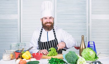 Doğru seçimi yaptın. Şef şapkalı adam. Gizli tadı tarifi. Diyet ve organik gıda, vitamin. Vejetaryen. Olgun Şef sakallı. Sağlıklı yemekler pişirmek. Sakallı adam yemek mutfak, mutfak