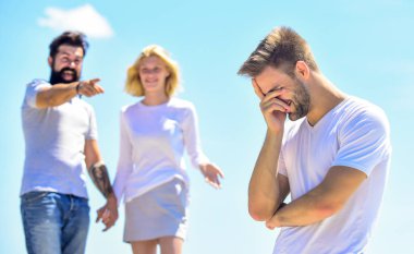 Kişiler arası ilişki. Mutluluk ya da talihsizlik. Birbirine aşık çiftler. Üçüncü adam. Aşk üçgeni. Sosyal bir sorun. İhanet ve boşanma. İlişki sorunları. Ayrılın. Aile psikolojisi