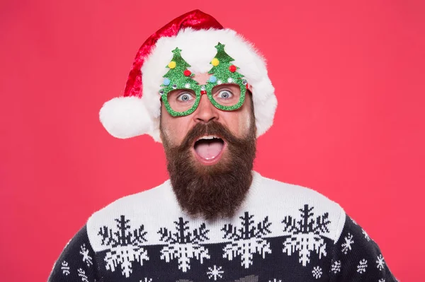 サンタ・パーティー。クリスマスツリーパーティーのメガネで髭の男。幸せなパーティーの見えるサンタさん。大晦日のパーティーの夜。お祝いの季節を。休日のお祝い。メリークリスマス。冬休み — ストック写真