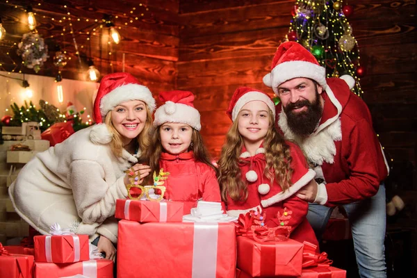 Boas festas. Passa tempo com a tua família. Férias de inverno familiares amigáveis. Tradição familiar. Homem barbudo e mãe com filhas bonitos véspera de Natal. Pais e crianças animados com o Natal — Fotografia de Stock