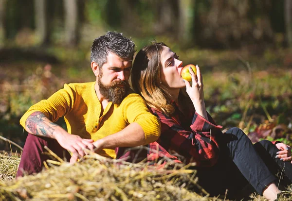 İlişki ve sonbahar zaman kavramı. Kız ve sakallı adam — Stok fotoğraf