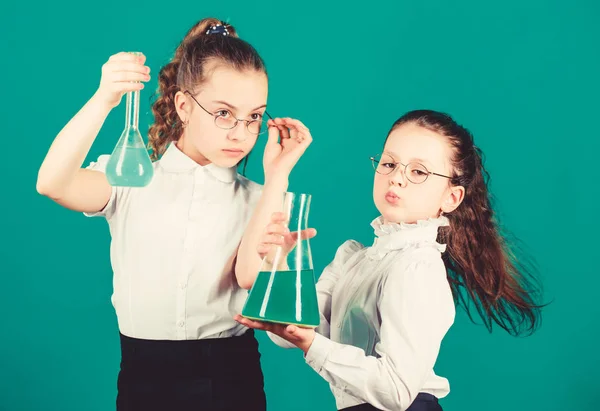 La formule est presque complète. écolier scientifique étudiant la science. les enfants étudient la chimie laboratoire. petites filles intelligentes avec ballon d'essai. éducation en biologie. retour à l'école. concept de formule. formule — Photo