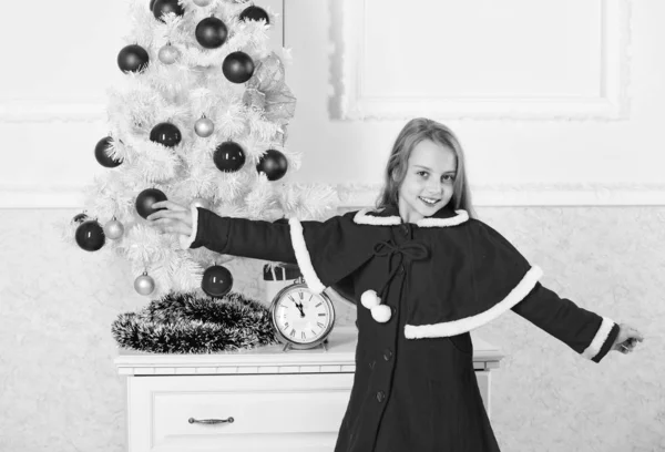 Dapatkan sangat bersemangat tentang Natal. Gadis kecil berkostum pesta dekat pohon natal. Konsep kebahagiaan masa kecil. Anak-anak merayakan Natal di rumah. Hari kesukaan tahun ini. Perayaan Natal — Stok Foto