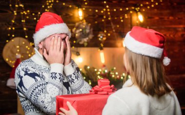 Aile geleneği. - Sürpriz. Cömert Noel Baba. Kış aşkı. Romantik duygular. Noel zamanı. Sevgi dolu bir çiftin Noel ağacı geçmişi. Birbirine aşık çiftler Noel kutlamalarının tadını çıkarır.