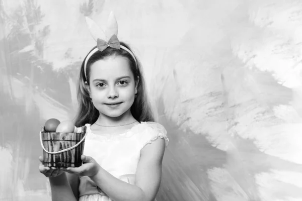 Kleines glückliches Mädchen mit Eimer mit Ostereiern — Stockfoto