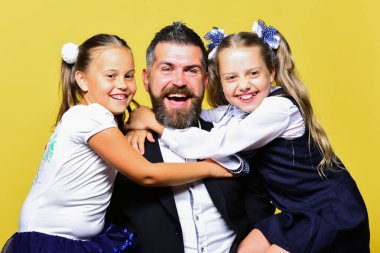 Okul kıyafetleri ve yay yakın oturan çocuklar öğretmen sakallı