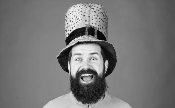 Sinto-me com sorte. Homem irlandês feliz com a barba a sorrir de verde. Feliz dia de santo patricks. Homem barbudo a celebrar o dia dos santos padroeiros. Hipster em chapéu de duende e traje — Fotografia de Stock