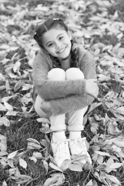 Sonbahar ormandaki mutlu küçük kız. Sonbahar yaprakları ile küçük çocuk. Sonbahar yaprakları ve doğa. Mutlu çocukluk. Okul zamanı. Moda güzellik. Her türlü hava, iyi bir ruh hali. Sonbahar günü zevk