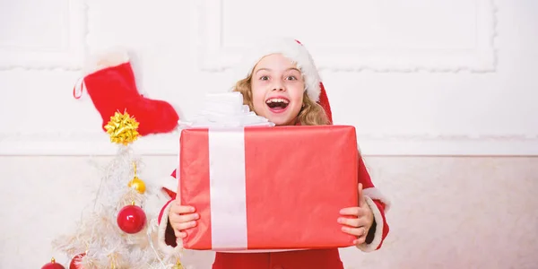 Desempaquetar el regalo de Navidad. Feliz año nuevo concepto. tradición de vacaciones de invierno. Niño feliz con el regalo de Navidad. Chica celebrar la Navidad abierta caja de regalo. Regalo de Navidad de apertura. Santa traiga su regalo — Foto de Stock