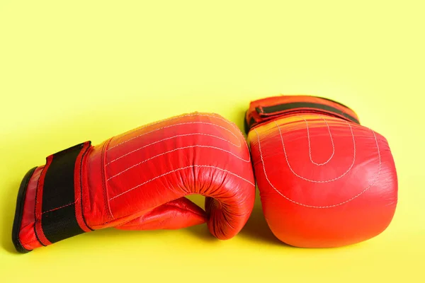 Par de guantes de boxeo rojos para la lucha libre aislados en amarillo —  Fotos de Stock