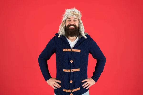 Veel plezier. mannelijke mode. glimlachende hipster. baardverzorging in het koude seizoen. Brutale man oorflap hoed. bonthoedje accessoire. Een man met een baard klaar voor de winter. warm en comfortabel — Stockfoto