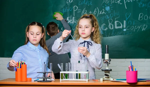 Futuro concepto de tecnología y ciencia. Los niños estudian biología o química en la escuela. Educación escolar. Las estudiantes estudian. Niños en clase con microscopio y tubos de ensayo. Explorar moléculas biológicas — Foto de Stock