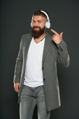 Ses kitabı. Dinleme kitapları başvurusu. Yaşam tarzı müzik hayranıyım. Kablosuz kulaklık dinleyen bir adam. Hippi kulaklık kullanıyor. İlham verici bir şarkı. Müzik kütüphanesi. Sakallı adam müzikten hoşlanır.