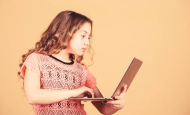 Dijital teknoloji. İnternette sörf yapıyorum. Kendi blogunu geliştirin. Kişisel blog. Sosyal ağlar ve blog. Bilgi kaynağı. Modern hayat. Bloglama kavramı. Dizüstü bilgisayarı olan bir kız. Pc kullanan küçük çocuk