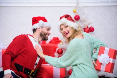 Sevgi dolu çift, hediye paketini açarken gülümseyip gülümsüyor. Aile Noel sürprizi hazırladı. Noel hediyesini açıyorum. Birbirine aşık çiftler mutlu noel kutlamalarının tadını çıkarın.