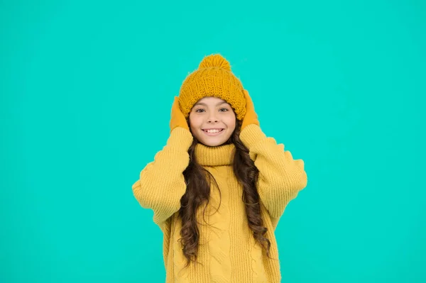 Bekväm och varm. Flickans favorittröja. hatt och vantar tillbehör. Glad barnturkos vägg. Gör dig redo för vintern. vintersemester. Hemstickat. kallsäsongsmode. Håll dig varm. — Stockfoto