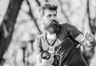 fotoğraf ekipmanı. güneş gözlüğü hipster adam. Sakallı olgun hipster. Sakallı adam. kamera ile acımasız fotoğrafçı. doğanın fotoğrafı. muhabir veya gazeteci. Başarılı gazeteci