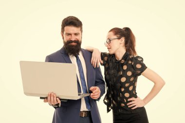 İyi sonuçlar aldığıma sevindim. Bilgisayarı olan mutlu sakallı adam ve kadın. Partneri olan bir iş adamı pozitif bir gülümsemeyle görünür. Ortaklık başarılıydı. İşadamı ve sekreter ofiste dizüstü bilgisayarda çalışıyorlar.