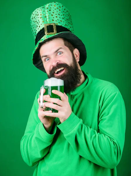 Fest och helgmeny. Färgade gröna traditionella öl. Alkoholhaltig dryck. Låt oss starta patricks party. Irländsk tradition. En brutal skäggig hipster dricker öl. Irländsk pub. Dricka öl del firande — Stockfoto