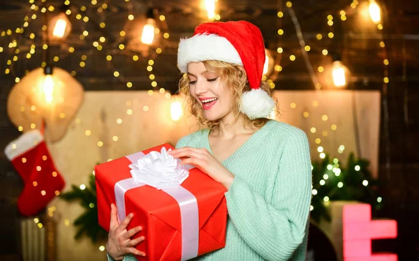 女性はギフトボックスクリスマスの装飾の背景を保持する。クリスマスは一年の休日をはるかに待っています。プレゼント付きの女の子。慈善と優しさ。寛大に。クリスマス前にやるべきこと — ストック写真