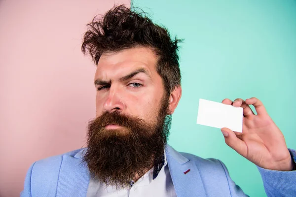 Orgulloso de mí mismo. mejor maestro de peluquería. Peluquería para caballeros. brutal belleza masculina. tarjeta de negocios hombre barbudo serio. espacio de copia. hombre de negocios maduro seguro. pedazo de papel en blanco. concepto de barbería —  Fotos de Stock