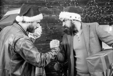 Sakallı erkekler mevcut kutularını taşımak. Acımasız hipster çocuklar Noel hediye ile kutlamak. Teslimat Noel hediyesi. Noel geliyor. Noel için hazır olun. Santa şapka tutun hediye kutuları erkekler giyer
