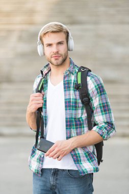 Bir tılsımın olsun. Öğrenciyim. Okul hayatı. Müziği dinle. Modern ve dijital gençlik. Şık bir adam. Üniversite öğrencisi kulaklıkları akıllı telefon. Online eğitim. Ses kitabı konsepti. Eğitim teknolojisi