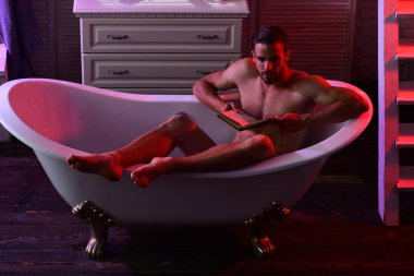 Adam sakal ve düşünceli yüz okuma kitabı küvet içinde