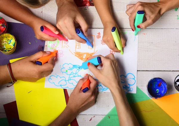 Artistas mesa de madera con pinturas y papel de colores —  Fotos de Stock