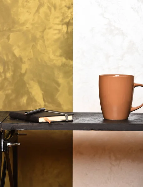 Te eller kaffekopp med copybook och penna — Stockfoto