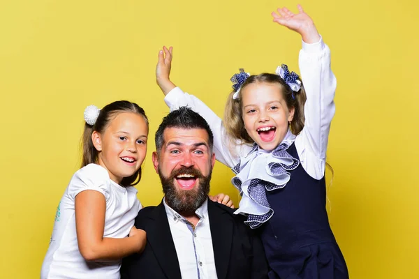 Okul kıyafetleri ve yay sakallı öğretmen yakınındaki çocuklar — Stok fotoğraf