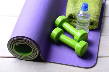 Yeşil plastik, havlu ve su şişesi yapılmış halter