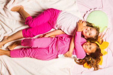 Liseli kızlar komik yastıklı pijama partisi yaparlar.