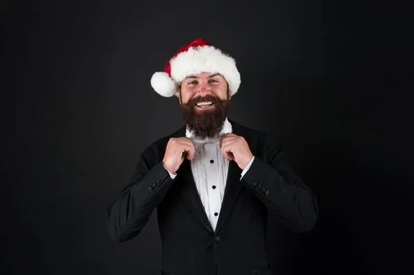 Festa de Natal corporativa. Trabalhador bancário. Um hipster barbudo usa chapéu de Pai Natal. Conceito de espírito natalício. Serviços de seguros. O gerente celebra o Ano Novo. Festa de Natal. Férias corporativas ideias partido — Fotografia de Stock