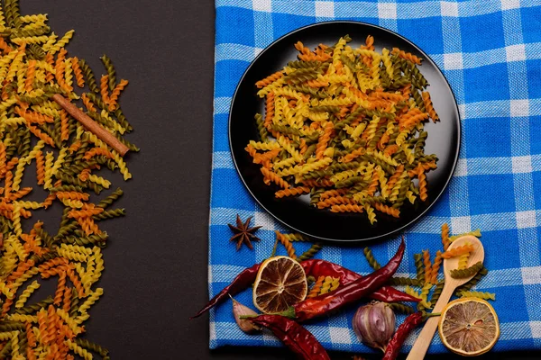 Pyszne kolorowe włoskie makaron z różnych składników do gotowania — Zdjęcie stockowe