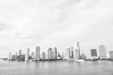 Miami 'de marinalar ile çevrili bir Atlantik Okyanusu kıyısı vardır. Miami şehir merkezi Miami 'nin merkezi Iş bölgesi civarında yer almaktadır. Gökdelenler ve okyanus suyu. Görülecek yerler