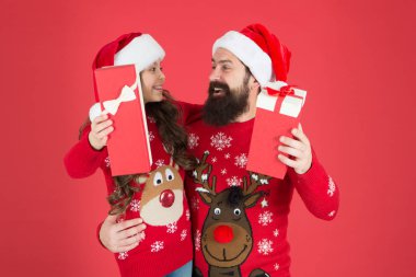Teslimat servisi. Alışveriş merkezi konsepti. Eğlence zamanı. Kış geleneği. Noel hediyesi. Baba küçük kızı kucaklıyor. Babasıyla çocuk Noel 'i kutluyor. Güzel bir aile alışverişi. Noel hediyesi al.