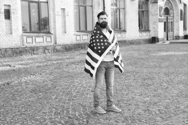 A autorização. Homem barbudo a obter visto dos Estados Unidos. Requerente de visto vestindo bandeira dos EUA em 4 de julho. Hipster pede visto de imigrante para a cidadania americana. Visto de entrada ou autorização de viagem — Fotografia de Stock
