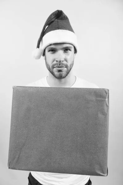 Santa hombre con caja sobre fondo naranja —  Fotos de Stock