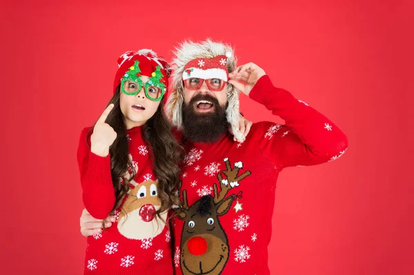 Családi nyaralás. Boldog család. Kislány és vidám apaember. Az apaság koncepciója. A család téli pulóvert visel. Jól érzem magam. Karácsonyi emlékek. Családi értékek. Apa és lánya ünneplik az új évet. — Stock Fotó