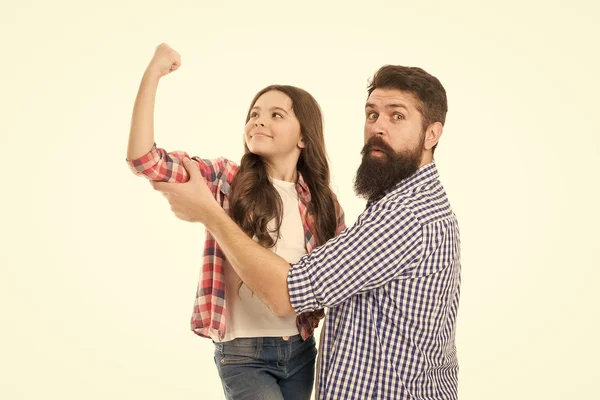 Seguro que eres lo suficientemente fuerte. Disfrutando el tiempo con algo así. La niña ama a su padre. divirtiéndonos juntos. Día de los padres. lazos familiares. niña feliz con padre. padre e hija aislados en blanco —  Fotos de Stock