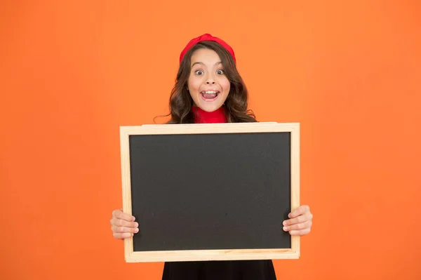 A tua educação à tua maneira. Criança pequena feliz segurar quadro-negro em branco. Ensino fundamental. Ensino fundamental. Escola e educação. Curso online. Continua a aprender. Programa de educação aqui, espaço de cópia — Fotografia de Stock