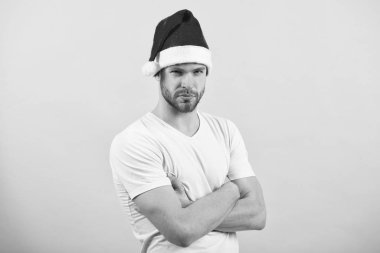 Adam santa turuncu zemin üzerine katlanmış elleriyle