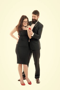 Umarım yüzüğü sever. Evlilik kavramı önerisi. Adam kırmızı kutu romantik teklif tutun. Benimle evlenir misin. Evet demek üzeresin. Benzersiz evlilik teklifi için fikirler. Çift yıldönümü ilişkilerini kutlamak