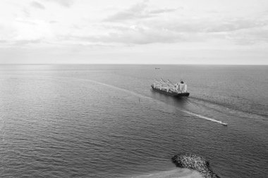 denizde kargo gemisi. ihracat ve ithalat konsepti. Denizde Mavna gemi kargo konteynerleri. kargo teslimatı. lojistik kavramı. nakliye kavramı. iş taşımacılığı. Yük ürünleri